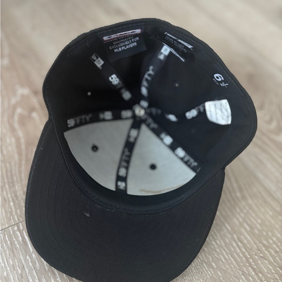 New Era White Sox Black Cap with White Logo - Picture 2 of 4